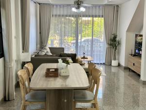 Et opholdsområde på Spacious and peaceful 3 bedrooms detached house inside Bangkok