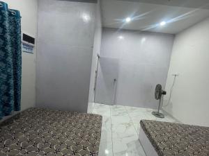 een slaapkamer met een bed en een telefoon in een kamer bij Jogi Homestay in Dwarka +9 foto's