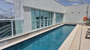 una piscina sul tetto di un edificio di Saint Moritz - flat particular a 05 min da Esplanada a Brasilia