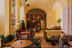 维也纳Wilde Vienna Fleischmarkt的一家有桌椅和沙发的餐厅