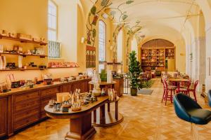 维也纳Wilde Vienna Fleischmarkt的一间储藏室,里面摆放着桌椅