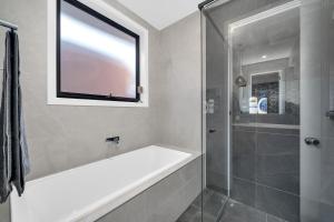 Et badeværelse på Luxury on Leeds + 13 billeder