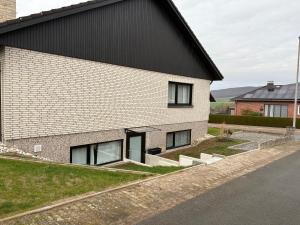 een huis met een zwart dak bij Ferienwohnung am Ith in Eschershausen