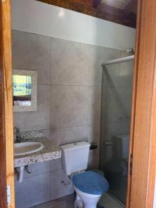 a bathroom with a toilet and a sink and a shower at Recanto Boa Vista - Chalé 1 in São Thomé das Letras