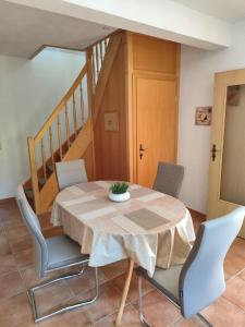 een eettafel met stoelen en een trap bij Ferienhaus am See in Godendorf
