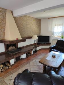 een woonkamer met een bank en een open haard bij Ferienhaus am See in Godendorf