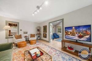 ein Wohnzimmer mit einem großen Flachbildfernseher in der Unterkunft Peaceful Lake Como Retreat in Lake Como