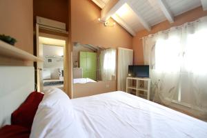 Postel nebo postele na pokoji v ubytování Apt 2 Borgo Lago di Garda + 18 fotografií