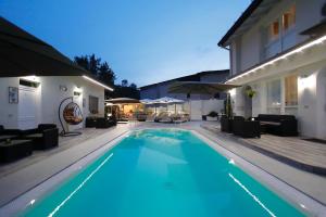 Bazén v ubytování Apt 2 Borgo Lago di Garda nebo v jeho okolí