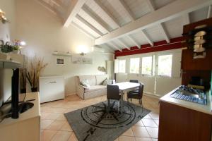 TV a/nebo společenská místnost v ubytování Apt 2 Borgo Lago di Garda