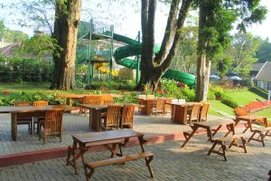 Κήπος έξω από το Concordia Hotel Bumi Sangkuriang Bandung