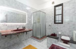 een badkamer met douche, wastafel en toilet bij Villa 4 bedroom Vista Mare, Terrazza e Giardino in Genua +21 foto's