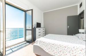 een slaapkamer met een bed en een groot raam bij Villa 4 bedroom Vista Mare, Terrazza e Giardino in Genua