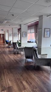 een lege kamer met stoelen en een pooltafel bij The March Hotel in March +59 foto's