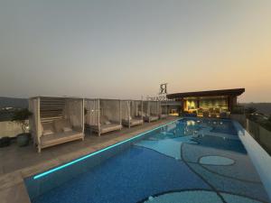 een zwembad op het dak van een gebouw bij Renaissance Goa Hotel in Goa