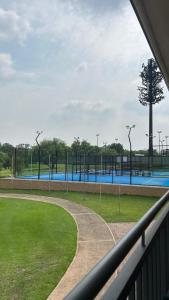 een balkon met uitzicht op een tennisbaan bij Tee Off House in Parys