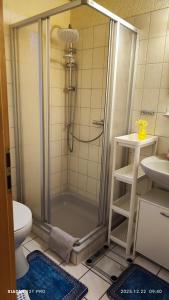 un bagno con doccia, wc e lavandino di Ruhiges Elbhäuschen nahe Hamburg a Hollern-Twielenfleth Altre 17 foto