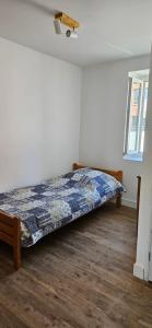 een slaapkamer met een bed in de hoek van een kamer bij Maison au bord du Blavet in Le Pener