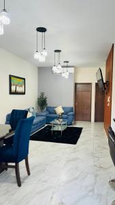a living room with a blue couch and a table at Mazatlán Cervo vacacional in Mazatlán