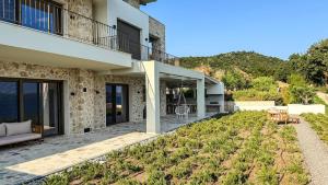 een huis met een patio en een tuin bij Eosea Helios in Ierissos