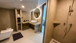 een badkamer met een toilet, een wastafel en een douche bij Eosea Helios in Ierissos