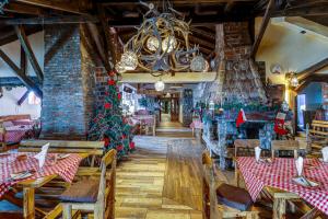 En restaurant eller et andet spisested på Srna Etno Selo - Hotel i Restoran