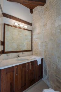 un bagno con lavandino e specchio di Luxurious Villa with Private Pool ad Arménoi