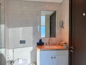 Et badeværelse på ULTRA LUXURY 2BR Apartment in Downtown + 42 billeder