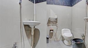 Et badeværelse på Capital O 92681 Randu Mas Hotel & Resort Taman Purbakala + 70 billeder