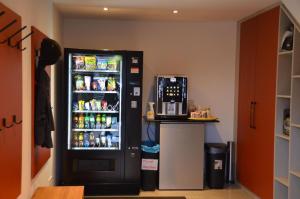 een koelkast gevuld met drankjes en een magnetron in een kamer bij Hof Volkmann in Nordkirchen