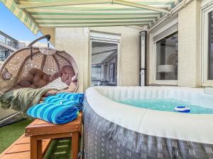 un bébé qui dort dans un hamac dans une balançoire dans l'établissement Stuttgart Sky & Comfort Apartments, à Stuttgart