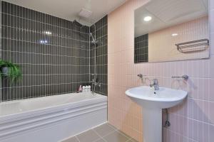 een badkamer met een wastafel en een ligbad bij 히든힐불국사호텔 in Gyeongju +42 foto's