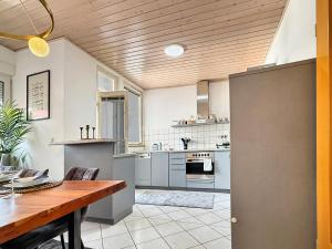 une cuisine avec un plafond en bois et une table en bois dans l'établissement Stuttgart Sky & Comfort Apartments, à Stuttgart