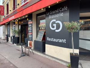 Et logo, certifikat, skilt eller en pris der bliver vist frem på Le Grand Café