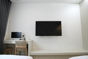 TV a/nebo společenská místnost v ubytování Bricks Hotel