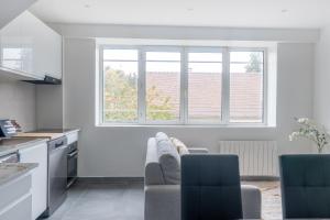 eine Küche mit einem Sofa und zwei Stühlen in einer Küche in der Unterkunft Le Van G-Home in Auvers-sur-Oise