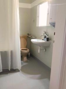 een badkamer met toilet en wastafel bij MIA Apartment in Yambol +9 foto's