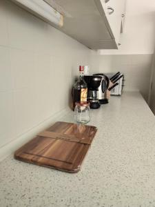 een houten dienblad dat op een aanrecht in een keuken staat bij MIA Apartment in Yambol