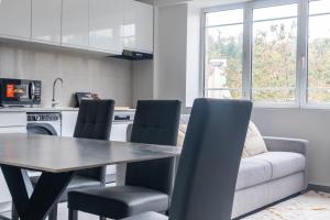 eine Küche mit Esstisch und Couch in der Unterkunft Le Van G-Home in Auvers-sur-Oise