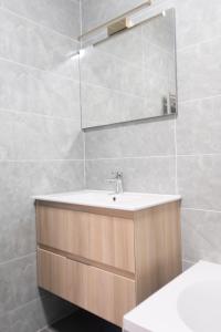 een badkamer met een wastafel en een spiegel bij Le Van G-Home in Auvers-sur-Oise +14 foto's