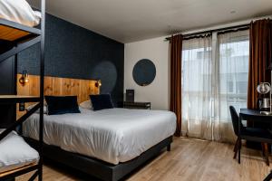 Postel nebo postele na pokoji v ubytování Hotel Acadie Eragny