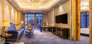 The lounge or bar area at Wanda Reign on the Bund