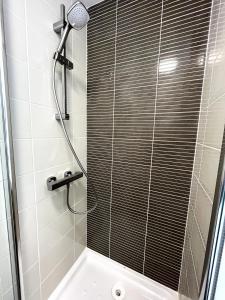 een douche met een glazen deur in een badkamer bij Le Cours des Arts in Nantes +17 foto's