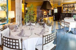 uma sala de jantar com uma mesa branca e cadeiras em Logis Le Mas Et La Flambee Du Luberon em Venelles