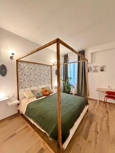 une chambre avec un lit à baldaquin dans une pièce dans l'établissement Ama Esclusive Spa Florence, à Florence