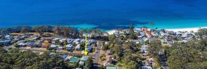 een luchtzicht op een stad naast het strand bij Bowen View - pet-friendly home near Hyams Beach in Hyams Beach
