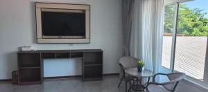 Et tv og/eller underholdning på Tongtong Garden Holiday Hotel普吉岛通通花园酒店