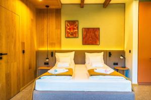 En eller flere senge i et værelse på MyNest - Mountain luxury cabin