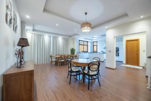 een eetkamer met een tafel en stoelen bij Bloomfields al-Fujairah 4BR Villa, Beach Access in Rūl Ḑadnā