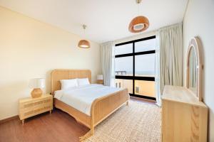 une chambre avec un lit et une grande fenêtre dans l'établissement Bloomfields al-Fujairah 4BR Villa, Beach Access, à Rūl Ḑadnā 14 autres photos